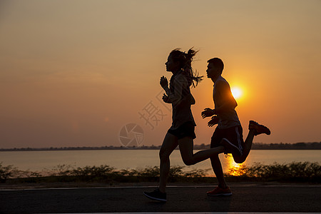 乡村路上的情侣们在夏日日落 在夏季田地图片