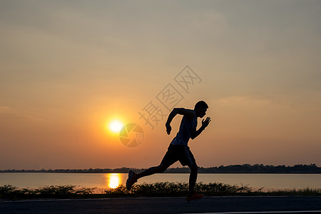 英俊的年轻人在夏天日落时 在农村公路上奔跑f男人地平线赛跑者行动男性运动保健太阳活动速度图片