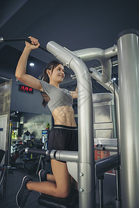在现代体育馆对年轻运动男女进行培训 体操锻炼身体班级培训师女性俱乐部女士卫生健身房重量女孩图片