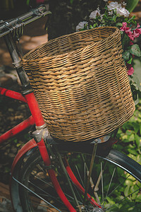 带有篮子的旧自行车背景图片