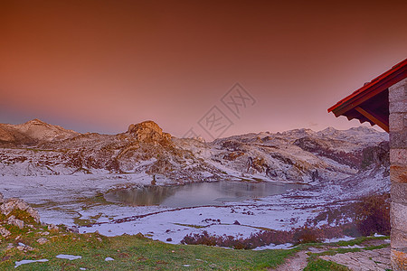 厄西娜湖的全景和阿斯图里亚斯的雪旅游公园国家顶峰日落风景岩石海胆天空旅行图片