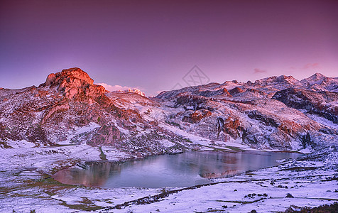 厄西娜湖的全景和阿斯图里亚斯的雪日落天空岩石顶峰旅行国家风景公园旅游海胆图片