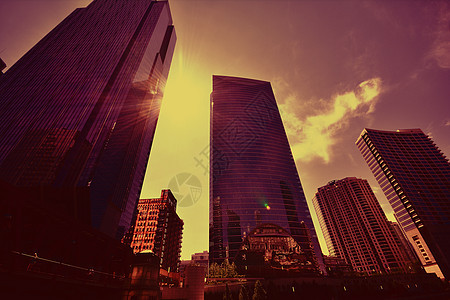 芝加哥日落时的现代摩天大楼景观市中心地标建筑建筑学建筑物办公室金融蓝色玻璃图片