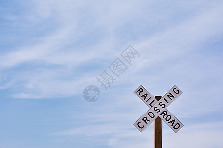 蓝色天空背景的铁路过桥标志危险信号警告铁路旅行白色交通运输安全火车图片