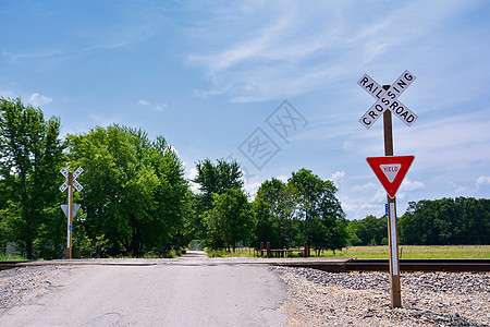 蓝色天空背景的铁路过桥标志安全运输旅行信号铁路白色警告火车危险交通图片