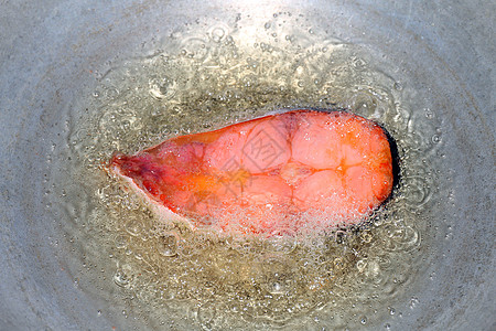 鱼生片烹饪 热油锅炸鱼片 饮食用炸鱼 油锅炸鱼片是食品蛋白质饮食健康胡椒橙子蔬菜海鲜午餐厨房香料金属盘子食物图片