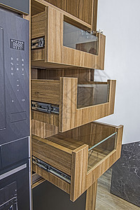 厨房室内设计内部设计滑动橱柜细节家具展示橱柜门盒子架子奢华装饰棕色风格公寓图片