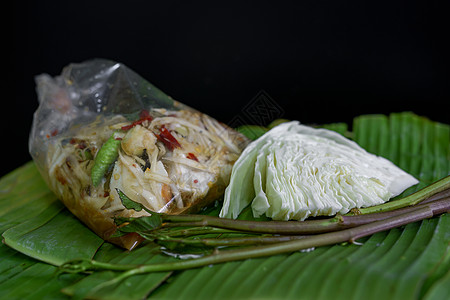 泰国食品 叫木瓜沙拉 咸菜鱼和盐蛋糯米饮食餐厅盘子螃蟹午餐辣味美味猪肉叶子背景图片
