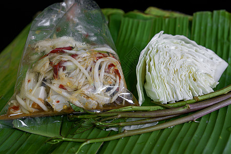 泰国食品 叫木瓜沙拉 咸菜鱼和盐蛋蔬菜叶子美食糯米螃蟹午餐美味口味香蕉辣椒背景图片
