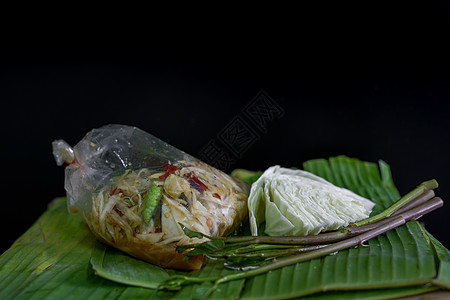 泰国食品 叫木瓜沙拉 咸菜鱼和盐蛋食物辣椒午餐香蕉美食叶子美味蔬菜饮食糯米背景图片