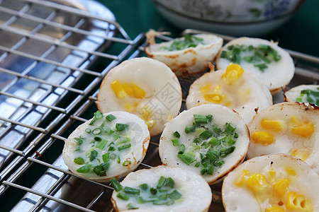 Ka Nom Krok 泰语 一种泰式甜食 泰式甜点 椰子布丁 椰子米糕 泰国街头甜点食品烤椰子米煎饼烹饪蛋糕盘子面粉饮食小吃餐图片