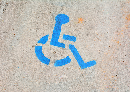 铺在沥青上的残疾人停车标志路面运输轮椅公园残障人士街道障碍蓝色图片