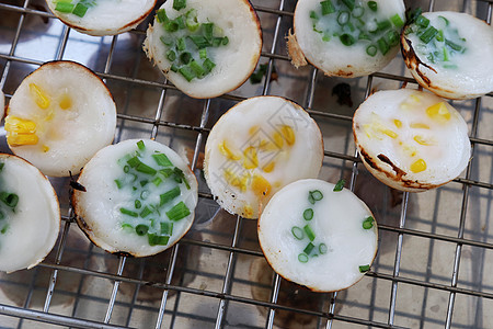 Ka Nom Krok 泰语 一种泰式甜食 泰式甜点 椰子布丁 椰子米糕 泰国街头甜点食品烤椰子米煎饼美食饮食小吃烹饪蜜饯食物面图片