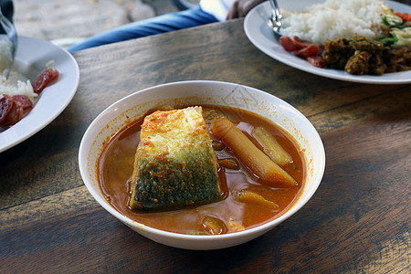 碗里的黄咖喱鱼白泰南风味食品 泰语 杯子里的大块鱼汤是泰国亚洲食品流行饮食辣椒蔬菜海鲜食物低音美食午餐鲷鱼盘子餐厅图片