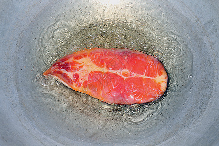 鱼生片烹饪 热油锅炸鱼片 饮食用炸鱼 油锅炸鱼片是食品蛋白质饮食健康蔬菜辣椒海鲜午餐厨房橙子食物盘子金属香料图片