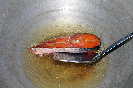 热油锅炸鱼片 饮食用炸鱼 油锅炸鱼片是食物蛋白饮食健康金属蔬菜午餐胡椒海鲜辣椒橙子厨房香料盘子图片