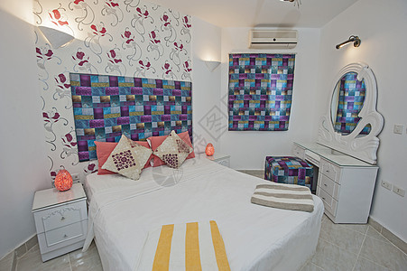 公寓的双双卧室室内设计图床头柜镜子房间奢华抽屉毛巾梳妆台展示房子被单图片
