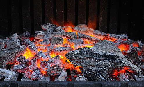 木柴中燃着明亮的火焰背景图片