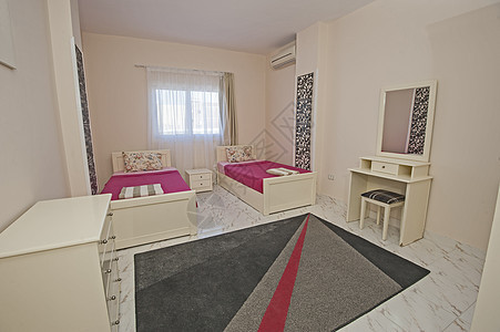 公寓的双双卧室室内设计图展示住宅双人床床头柜床垫淡紫色枕头抽屉毛巾小地毯图片