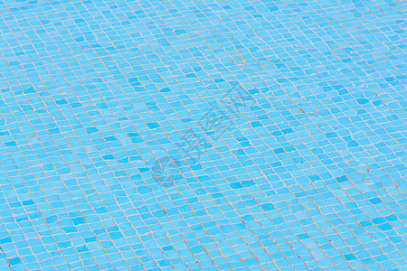 游泳池中透明水的视图图片