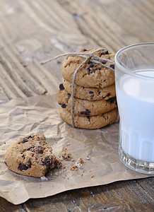 自己做的饼干棕色乡村食物巧克力牛奶小吃早餐甜点玻璃芯片背景图片