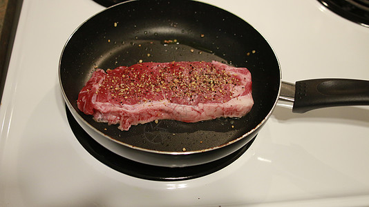 生肉牛排配料和平底锅 生鲜肉牛排 Striploin 配料和煎锅图片