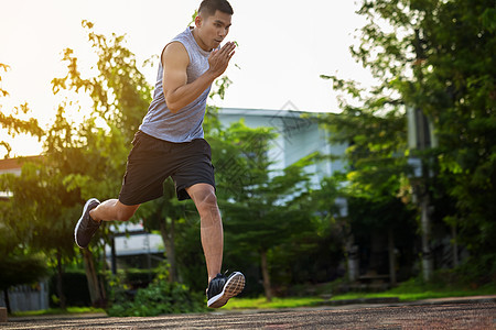 健壮运动的年轻男子在城里跑步 长得一动不动活力有氧运动赛跑者街道成人运动装微笑男人身体活动图片