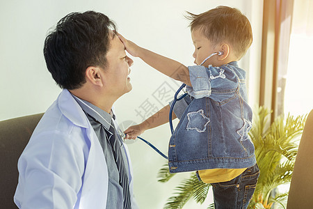 一个可爱的小男孩的模样 去看医生 在取笑治疗实验室咨询职业女性帮助医师药品医院从业者图片