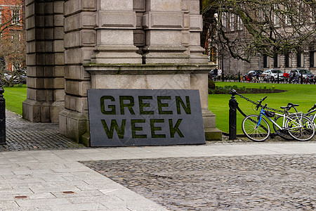 都柏林三一大学学院绿色周的标牌(Green week)图片