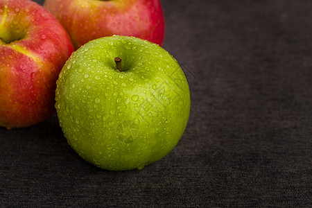 绿色苹果 VS 红苹果背景图片