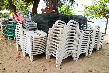 塑料椅 桌和伞在举行forc时有一组人海岸海洋安全天气海浪休息室旅游包装风暴太阳图片