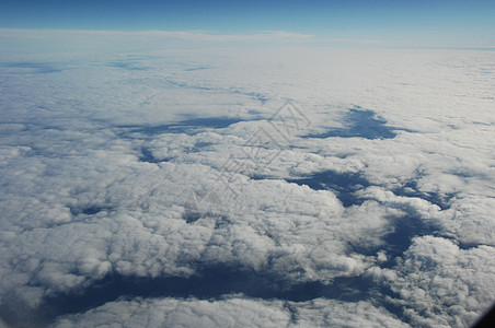 云的鸟瞰图航拍旅行航空蓝色池塘航班市中心交通薄雾窗户背景图片