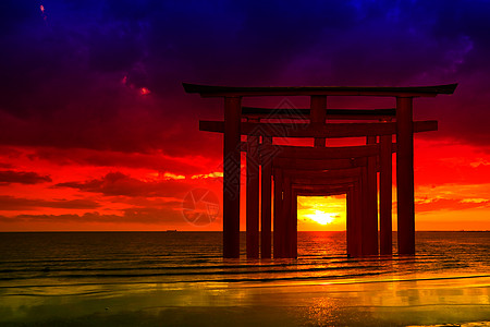 剪影鸟居木制日本柱子站在海上日落宗教遗产月光历史性艺术海洋满月旅行神社图片