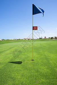 绿色高尔夫球场的旗帜推杆旅游高尔夫球阳光天空球座运动课程晴天旅行图片