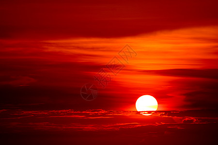 日落的最后一道光亮 在太阳周围的天空乌云照耀阳光戏剧性金子地平线蓝色衬垫天堂场景橙子风景图片