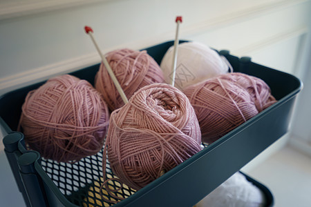 粉色编织羊毛和编织针头线索针织手工业织物钩针毛线纤维棉布缝纫创造力图片
