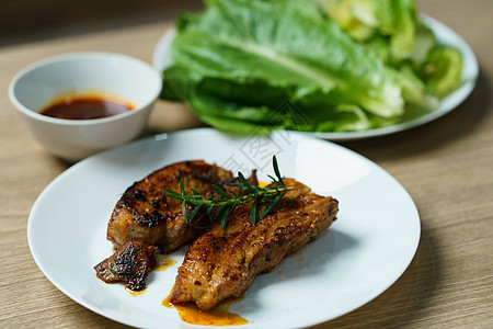 猪肉多汁牛排烧烤加蔬菜和香料牛扒餐厅炙烤鱼片多叶食谱用餐草药猪肉红色图片