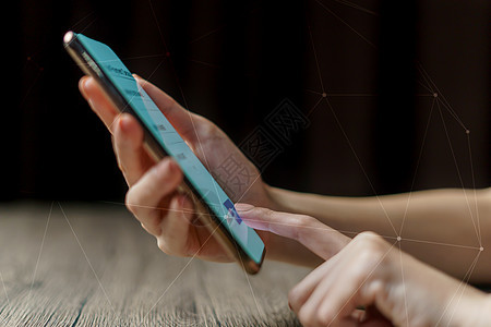 拿着智能手机的妇女手 支付和 3D Connectio图片