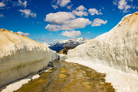 Whistler的夏季雪墙 穿过雪墙的道路环境旅游哨子地标蓝色生态吸引力游客晴天观光图片