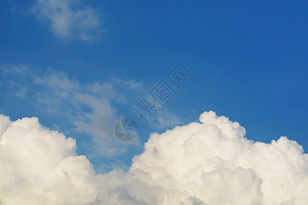 纯净清澈的蓝天堆白云和阳光闪耀在大天空风景自由臭氧环境蓝色天际天气热带气象背景图片