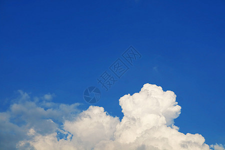 纯净清澈的蓝天白云和阳光闪耀在大风景气象地平线场景气候环境天气热带天际臭氧图片
