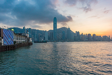 香港天际城市风景 市区市中心 夜里摩天大楼横越维多利亚港湾过渡蓝色景观商业港口中心建筑学支撑办公室旅行图片
