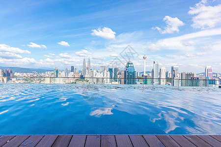 屋顶上游泳池 有美丽的城市风景 马来西亚旅游旅行游泳建筑蓝色游客天际奢华假期摩天大楼图片