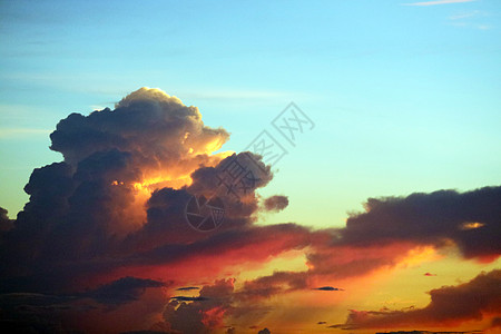 海上日落和五颜六色的火焰云冷 sk天气插图橙子银行紫色阳光戏剧性蓝色天空旅行图片