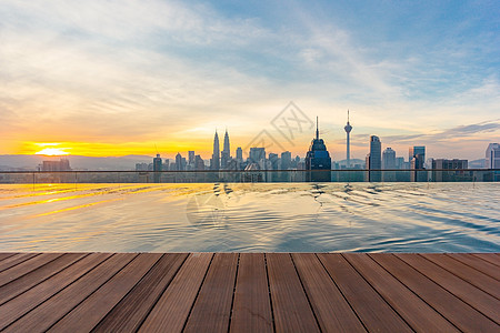 吉隆坡市景展示了Petronas双塔和美丽的城市风景 在马来西亚首都吉隆坡Regalia住宅顶端的日出期间图片