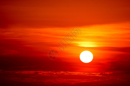 红云下最后的日落光照耀着太阳全景地平线金子戏剧性橙子阳光场景蓝色天气天堂图片
