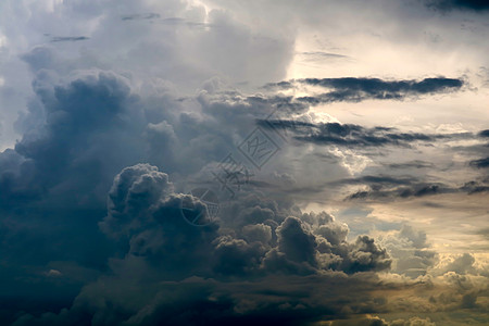 灰色天空下阴云中的月光照射蓝色框架场景云景戏剧性雷雨气候危险天空风暴图片