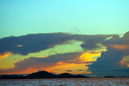 夕阳在海上火焰云冷碰撞在 sk日落蓝色坡度场景旅行天堂插图天气橙子墙纸图片