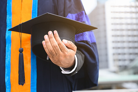 持有毕业上限教育概念的近身毕业证书制度图片