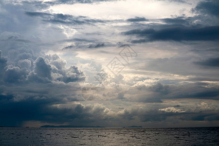 灰色天空阴云中暴风雪的月光云景框架热带飓风风暴场景戏剧性气候雷雨天气图片